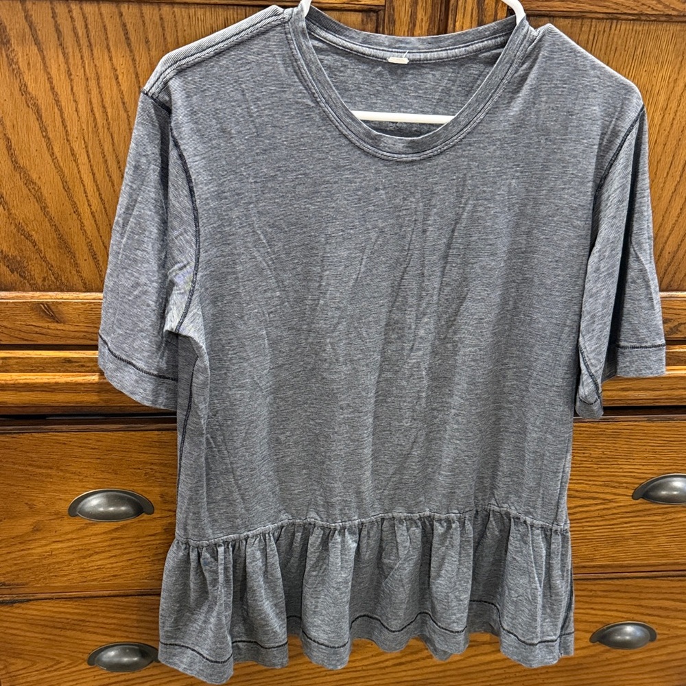 Lululemon 🍋 size 8 Women’s Gray (mini stripes) Peplum Tee